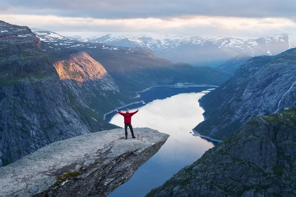 Турист на Тролльтунге в Норвегии — стоковое фото