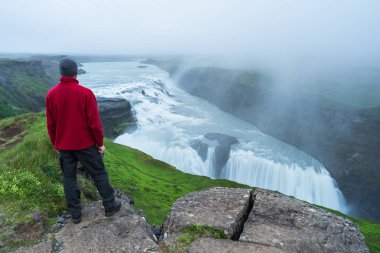 İzlanda'daki Gullfoss şelale turistik bakar