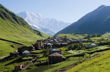 Svaneti, Georgia'daki Ushguli yüksek dağ köyü görünümünü