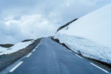 Karlı yol Bjorgavegen, Norveç