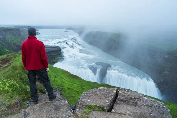 Tourist blickt auf den Gullfoss-Wasserfall in Island — Stockfoto