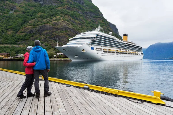 Nave da crociera nelle acque di Aurlandsfjord, Norvegia — Foto Stock