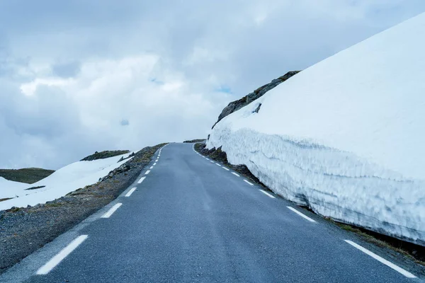 Verschneite Straße bjorgavegen, Norwegen — Stockfoto