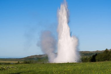İzlanda 'da Strokkur Gayzer Patlaması