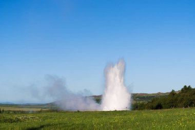 İzlanda 'da Strokkur Gayzer Patlaması