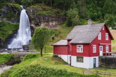 Steinsdalsfossen - Norveç'te şelaleler