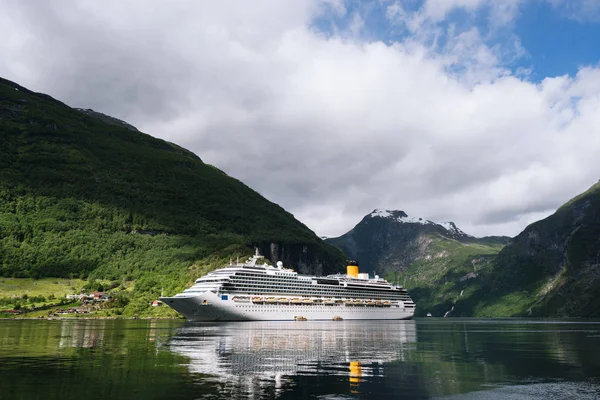 Crucero en Noruega fiordo — Foto de Stock