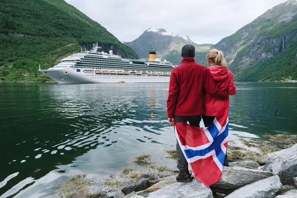 Pareja en la orilla del fiordo mira un crucero, Noruega — Foto de Stock