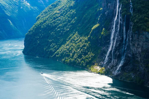 Paesaggio estivo con fiordo e cascata, Norvegia — Foto Stock