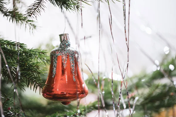 Decoración en un árbol de Navidad —  Fotos de Stock
