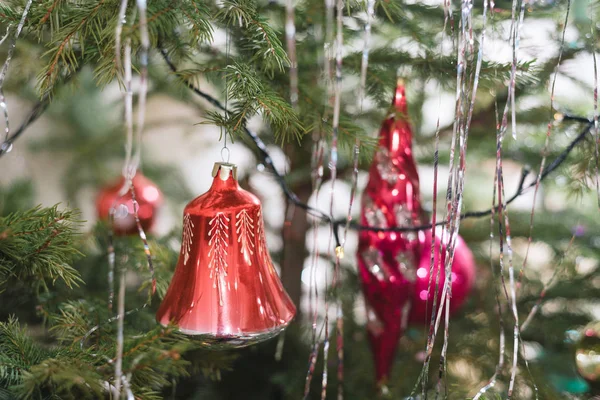 Decoração em uma árvore de Natal — Fotografia de Stock