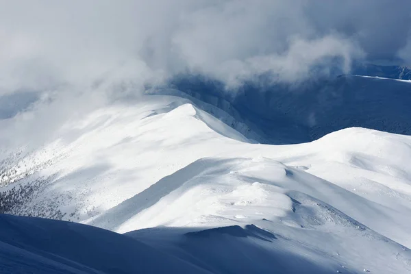 Зимний пейзаж с горным массивом — стоковое фото