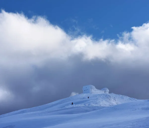 Winterlandschaft mit dem Observatorium in den Bergen — Stockfoto