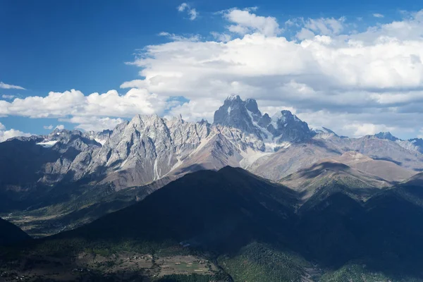 Paisagem montanhosa de Svaneti com pico Ushba nas nuvens — Fotografia de Stock