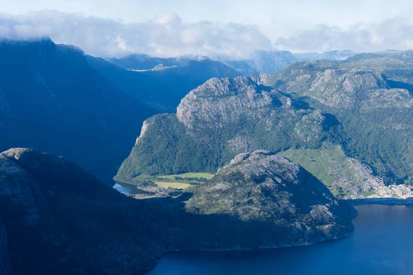 Paysage estival avec vue sur la montagne, Norvège — Photo