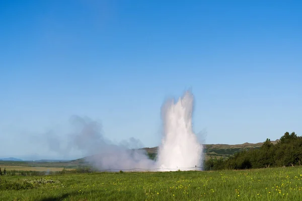 Eruption du geyser de Strokkur en Islande — Photo