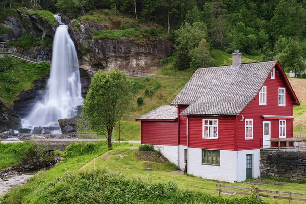 Steinsdalsfossen - ノルウェーの滝 — ストック写真