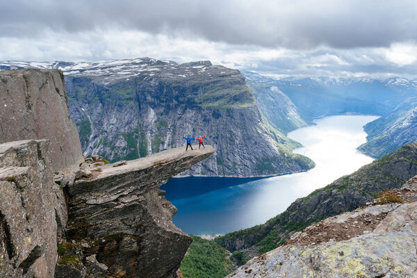 Пара туристов на Тролльтунге в Норвегии
