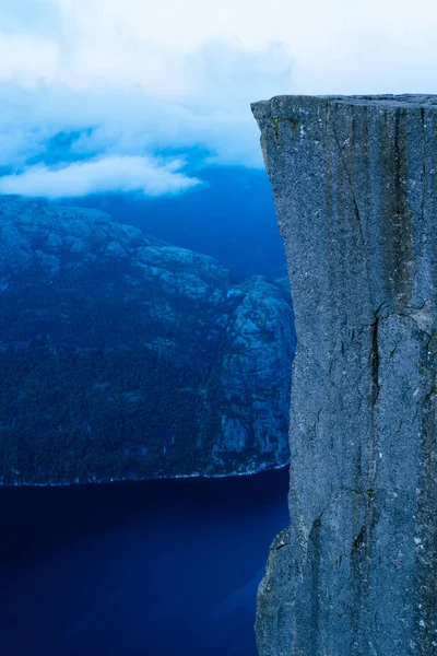 Preikestolen-岩石塔在挪威 Lysefjord — 图库照片