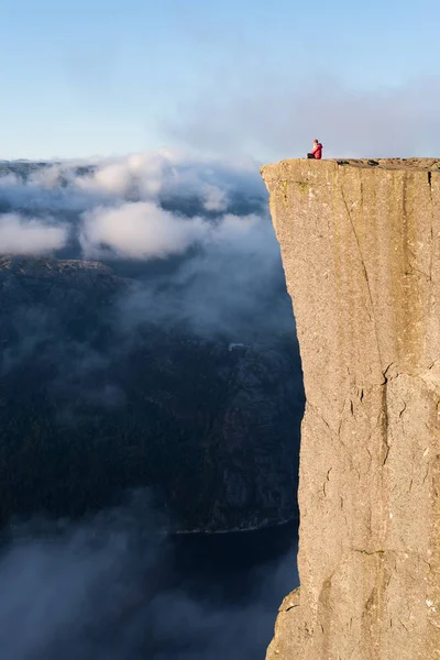 Chica en la roca Preikestolen, Noruega —  Fotos de Stock