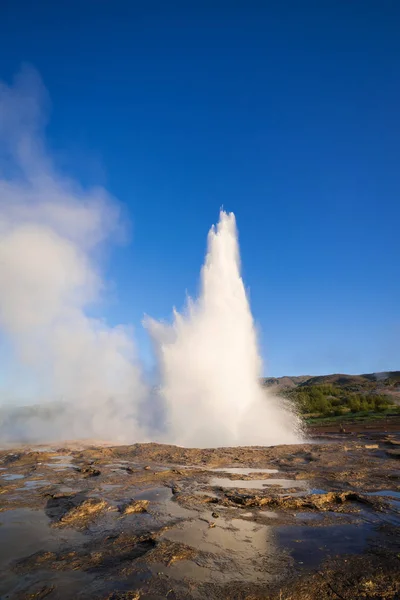 Éruption du geyser en Islande — Photo