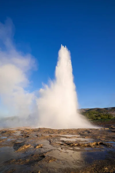 在冰岛 Geysir 间歇泉的喷发 — 图库照片