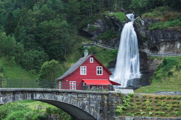 Steinsdalsfossen - cascadas en Noruega — Foto de Stock
