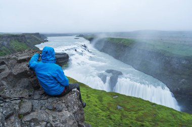İzlanda'daki büyük şelale turistik bakar