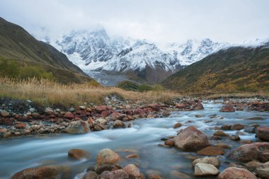 Dağ kar top ile sonbahar manzarası