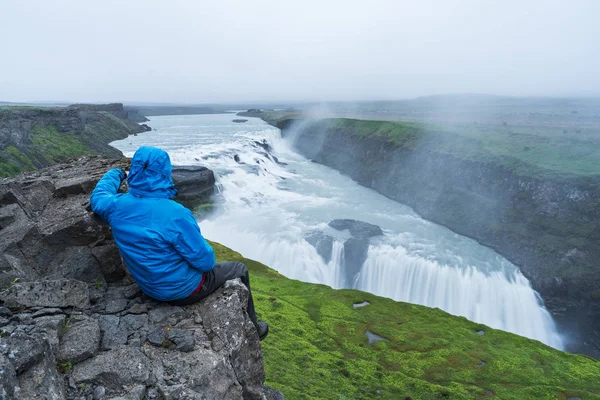İzlanda'daki büyük şelale turistik bakar