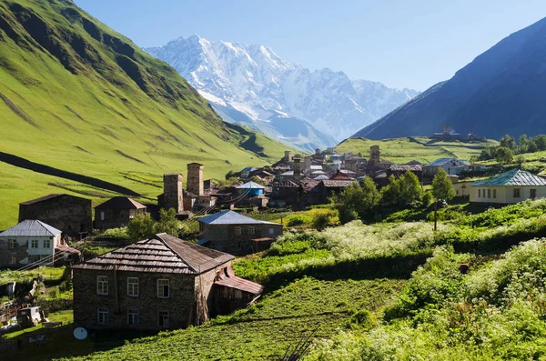Nézd, az alpesi falu Ushguli a Svaneti, Grúzia — Stock Fotó