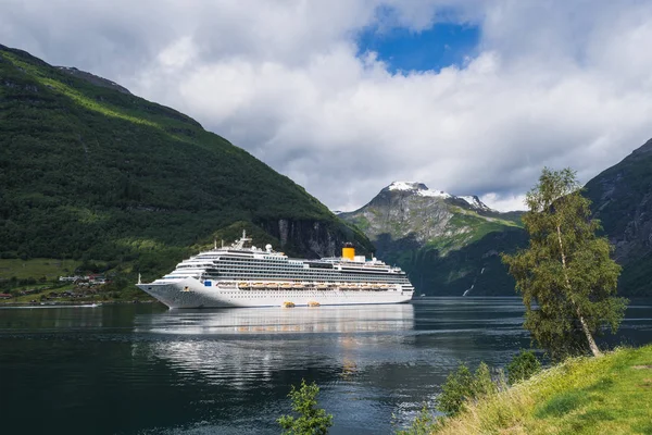Norveç Fiyordu Cruise liner — Stok fotoğraf