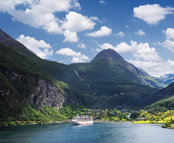 Cruise liner in Norway fjord — Stock Photo, Image