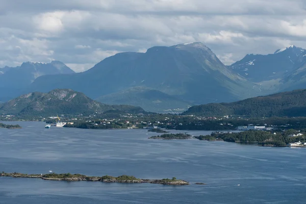 Paesaggio estivo in Norvegia, vista dalla montagna Aksla nel — Foto Stock
