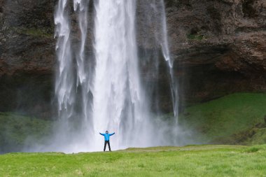 İzlanda'daki Seljalandsfoss şelale yakınındaki turistik