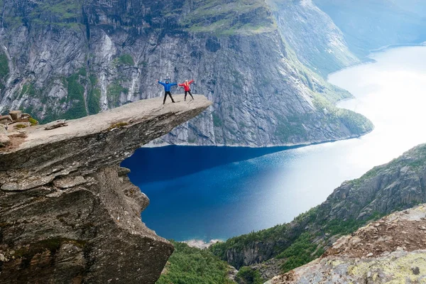 Pareja de turistas en Trolltunga en Noruega — Foto de Stock