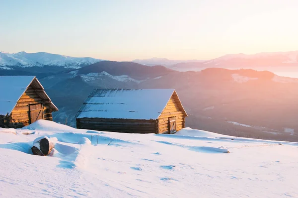 Téli táj a hegyi faluban — Stock Fotó