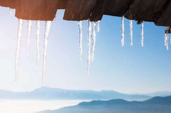 Eiszapfen auf dem Dach des Hauses — Stockfoto