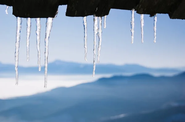 Icicles on the roof of the house — Stock Photo, Image