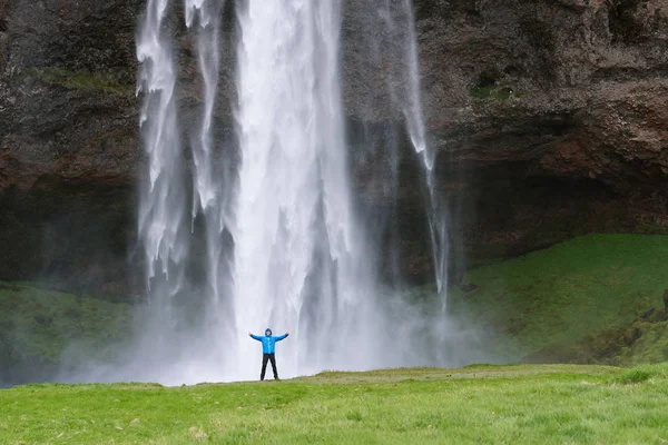 Turista perto de uma cachoeira Seljalandsfoss na Islândia — Fotografia de Stock