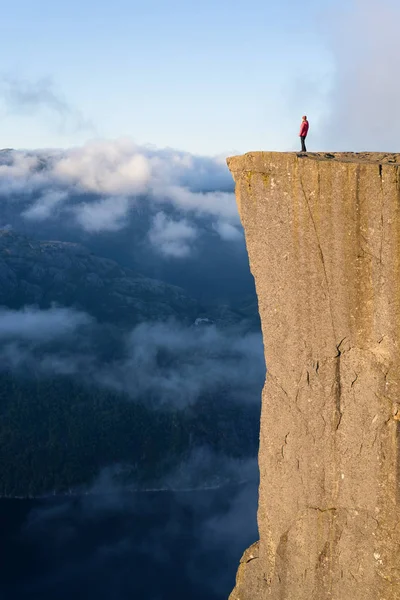 Cliff Preikestolen en el fiordo Lysefjord, Noruega — Foto de Stock