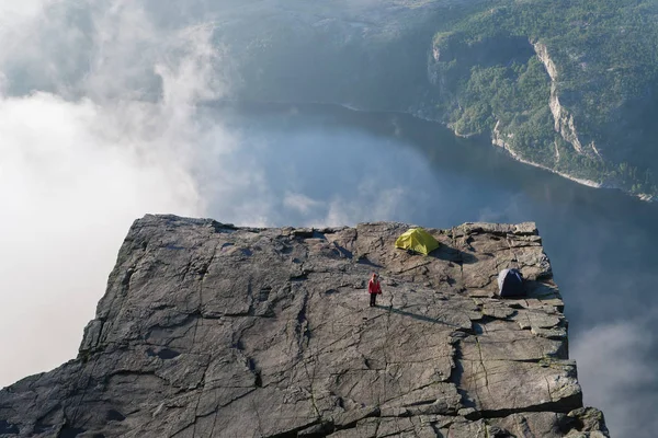 Chica en la roca Preikestolen, Noruega — Foto de Stock