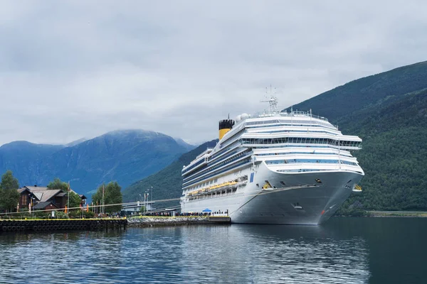 Nave da crociera nelle acque di Aurlandsfjord, Norvegia — Foto Stock