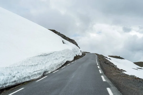 雪道 Bjorgavegen, ノルウェー — ストック写真