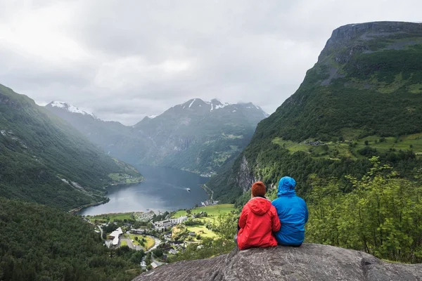 Vista del pueblo turístico Geiranger, Noruega — Foto de Stock