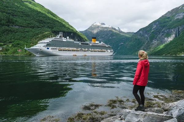 Meisje op de oever van de Geiranger fjord — Stockfoto