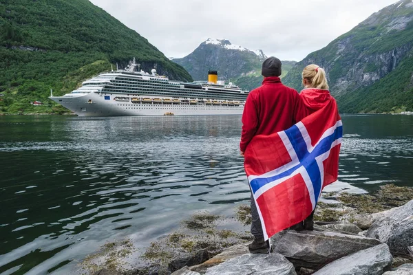 Coppia sulla riva del fiordo guarda una nave da crociera, Norvegia — Foto Stock