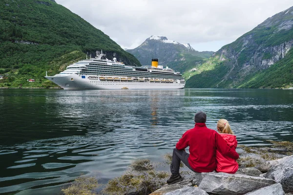 Pareja enamorada sueña con un crucero en Noruega — Foto de Stock