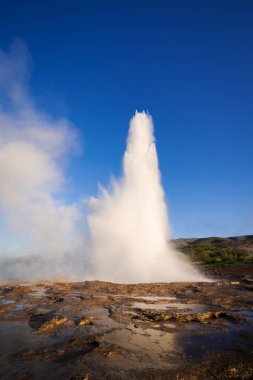 İzlanda'daki Geysir Şofben, patlama