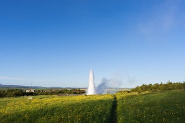 İzlanda 'da Strokkur Gayzer Patlaması